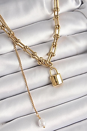 316L Çelik Gold Renk Tifany Zincir Model Kilit Figür Sallantı İnci Detay Kadın Koly